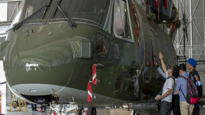 Penyidik KPK dan POM TNI melakukan pemeriksaan fisik pada Helikopter AW-101 beberapa waktu lalu.