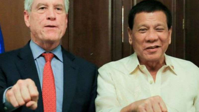 Foto Nick Warner dan Rodrigo Duterte mengepalkan tangan