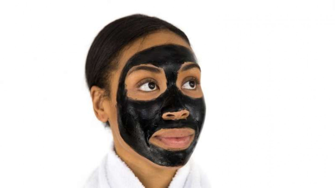 Wanita memakai masker wajah