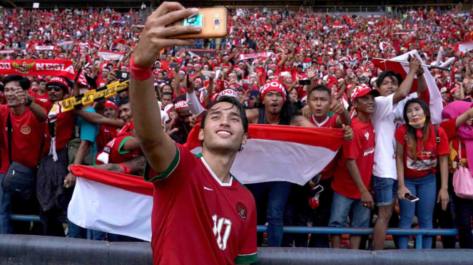 Striker Timnas U-22, Ezra Walian bersama suporter di SEA Games 2017.