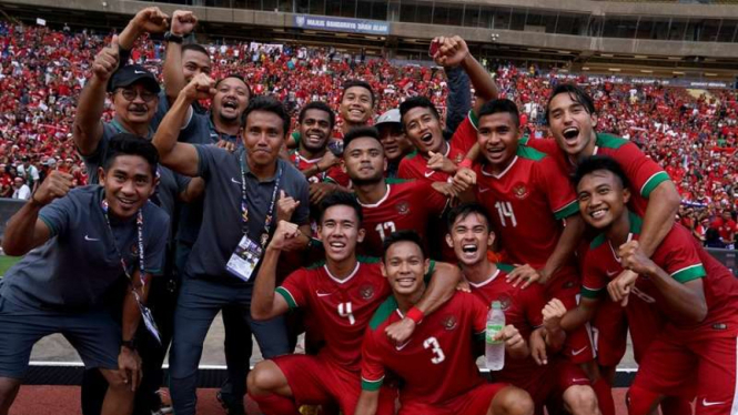 Timnas Indonesia U-22 merayakan kemenangan