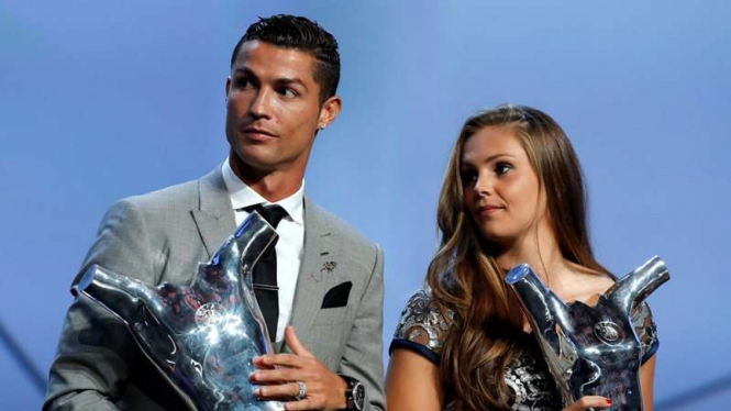 Cristiano Ronaldo dan Lieke Martens saat menerima trofi pemain terbaik Eropa