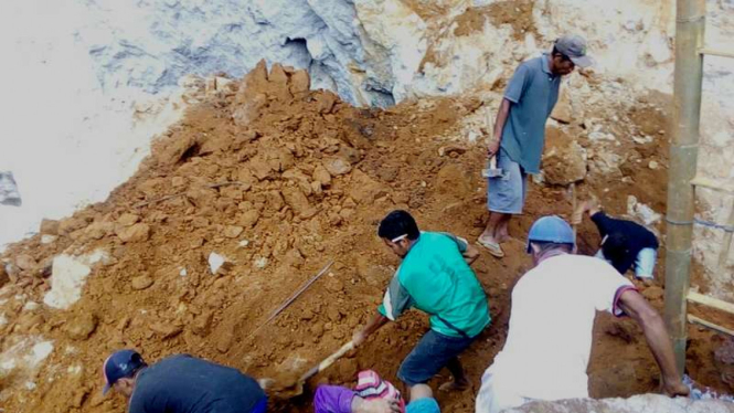  Sejumlah pekerja tambang pasir di Manggarai Nusa Tenggara Timur mencari jasad bocah SD yang tertimbun pasir dan tanah, Kamis (24/8/2017)
