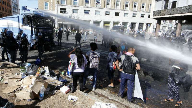 Bentrokan polisi dan pengungsi di salah satu square di Roma, Italia