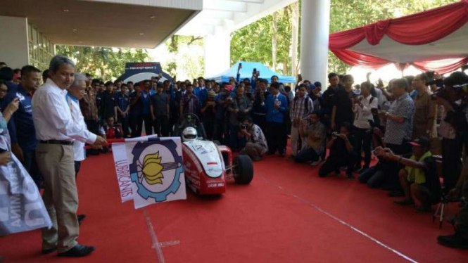 Prototipe mobil balap Sapu Angin Speed 5 saat diluncurkan di kampus ITS Surabaya, Jawa Timur,  pada Jumat, 25 Agustus 2017.