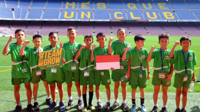 Para siswa Sekolah Dasar Indonesia berpose di Camp Nou, Barcelona