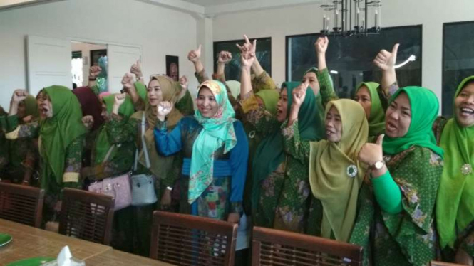 Forum Peduli Muslimat Jatim menyampaikan pernyataan politik untuk mendukung Khofifah Indar Parawansa menjadi calon wakil presiden Joko Widodo, bukan calon gubernur Jawa Timur, di Surabaya, pada Sabtu, 26 Agustus 2017.