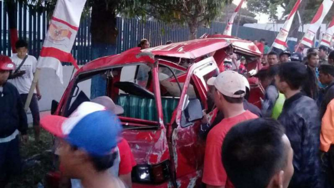 Satu di antara sepuluh mobil yang ditabrak truk pengangkut alat berat dalam kecelakaan di Karangploso, Kabupaten Malang, Jawa Timur, pada Sabtu, 26 Agustus 2017.
