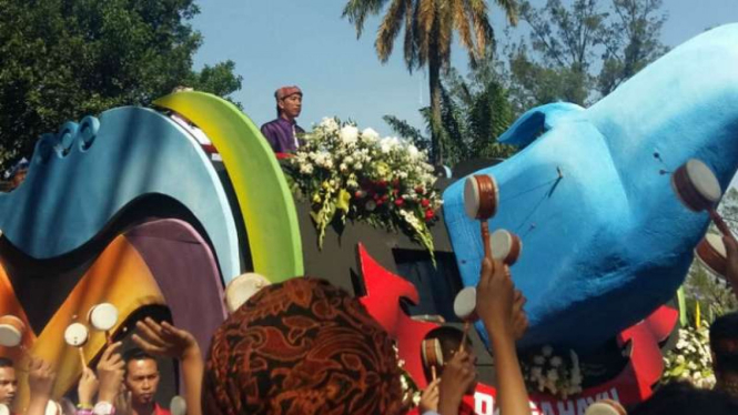 Presiden Joko Widodo dan Ibu Negara Iriana menghadiri Karnaval Kemerdekaan bertajuk Pesona Parahyangan di Bandung, Jawa Barat, pada Sabtu, 26 Agustus 2017.