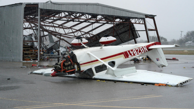 Pesawat terbalik akibat badai Harvey di AS.