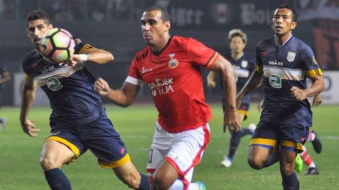 Pertandingan Persija Jakarta vs Persela Lamongan di Liga 1.