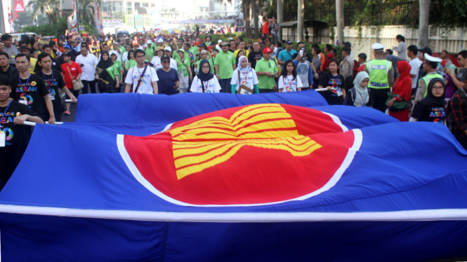 Bendera ASEAN saat peringatan 50 Tahun ASEAN