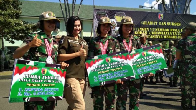  Tiga prajurit wanita dari Kodam V Brawijaya peraih medali pada lomba menembak 