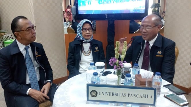Rektor Universitas Pancasila Prof Wahono Sumaryono (paling kanan)