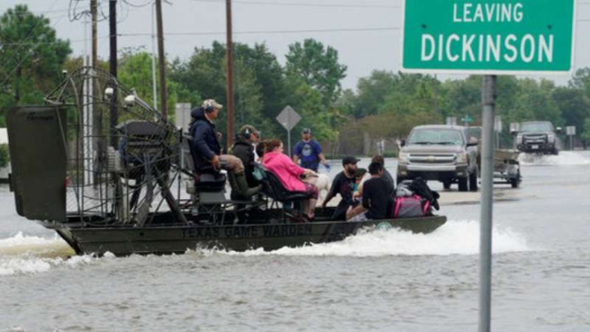 Petugas SAR Texas mengevakuasi warga dari dampak terjangan badai Harvey.
