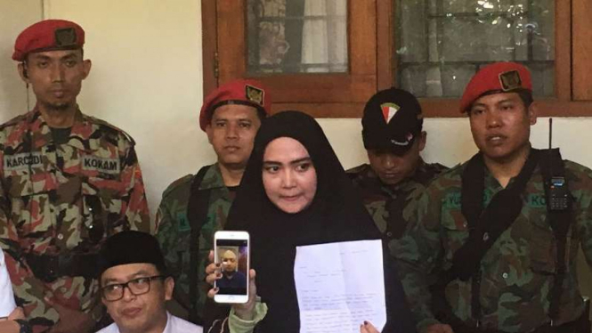 Istri Novel Baswedan, Rina Emilda menunjukkan kondisi terakhir suaminya.