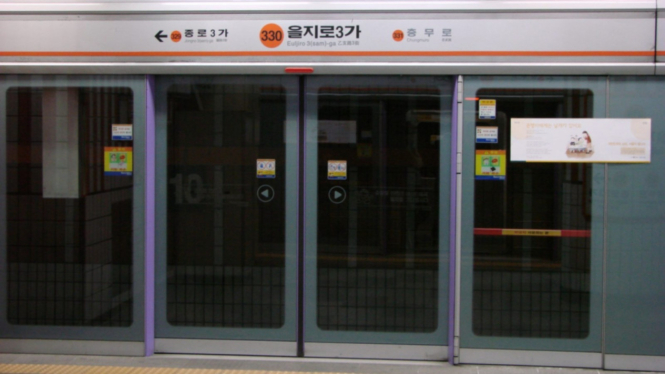 Subway dengan pintu otomatis di Korea Selatan