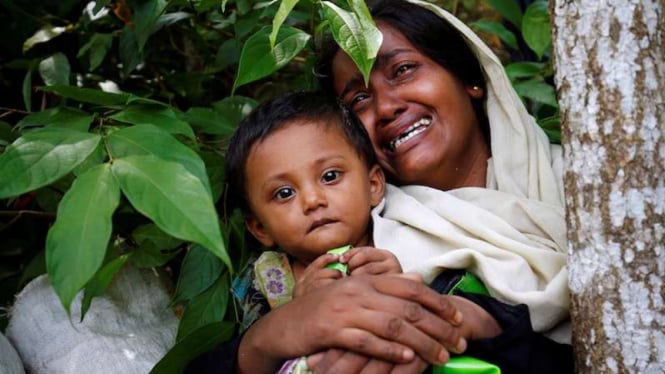 Seorang perempuan etnis Rohingya dan anaknya mengungsi dari konflik di Rakhine, Myanmar.