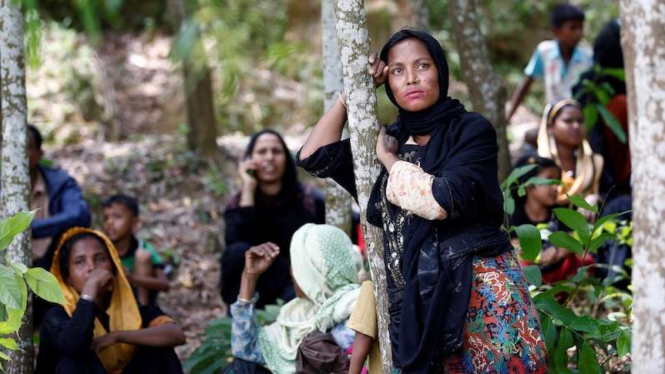 Penduduk etnis Rohingya terpaksa mengungsi setelah pecah konflik lagi di Myanmar.