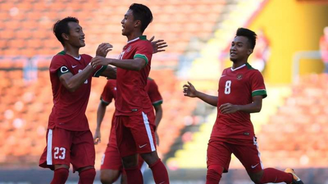 Para pemain Timnas Indonesia U-22 merayakan gol Febri Haryadi (kedua dari kiri)