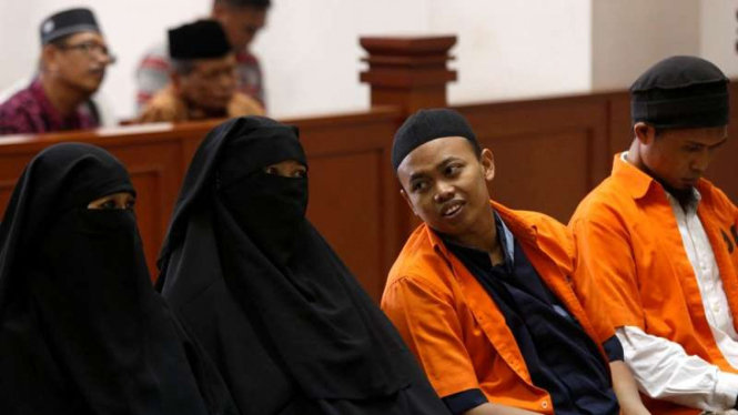 Dian Yulia Novi (kedua dari kiri) dan suaminya Muhammad Nur Solihin (tengah) dalam sidang di Pengadilan Negeri Jakarta Timur