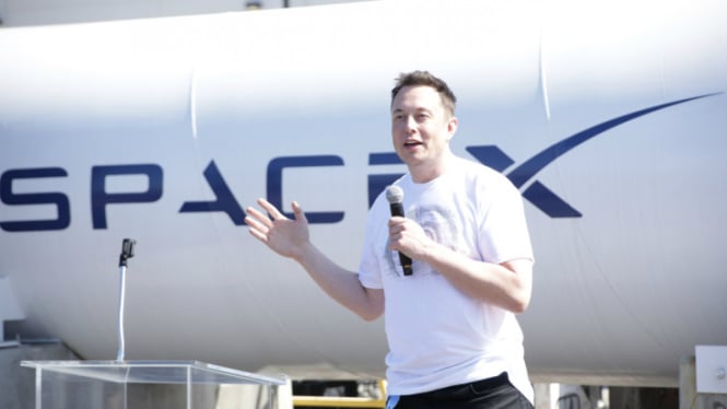 Elon Musk dalam kompetisi Hyperloop Pod.