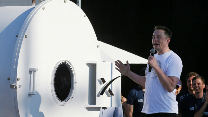 Elon Musk saat menghadiri kompetisi SpaceX Hyperloop Pod II.