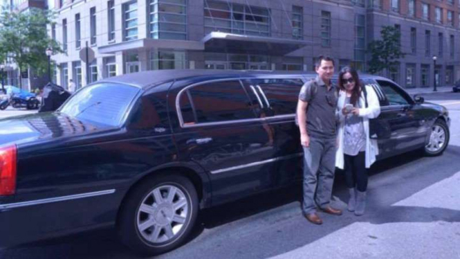 Bos first travel berpose di depan limousine