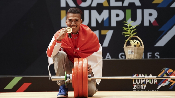 Atlet angkat besi Indonesia, Deni saat raih medali emas SEA Games 2017