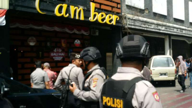 Densus 88 Antiteror Mabes Polri mereka ulang adegan rencana peledakan bom dengan media panci di kafe I'am Beer Bali Hai, Jalan Braga, Kota Bandung, Jawa Barat, pada Selasa, 29 Agustus 2017.