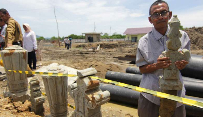 Seorang sejarahwan Aceh menunjukkan artefak sejarah berupa nisan raja dan ulama di lokasi pembangunan Instalasi Pengolahan Air Limbah di Gampong Pande, Kota Banda Aceh, Aceh, pada Selasa, 29 Agustus 2017.