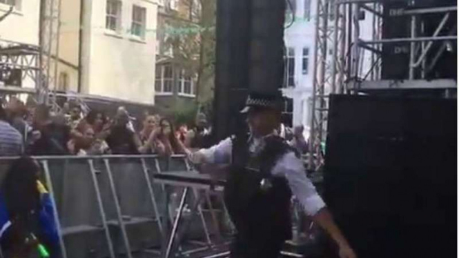 Polisi dance ala Michael Jackson di Karnaval Notting Hill
