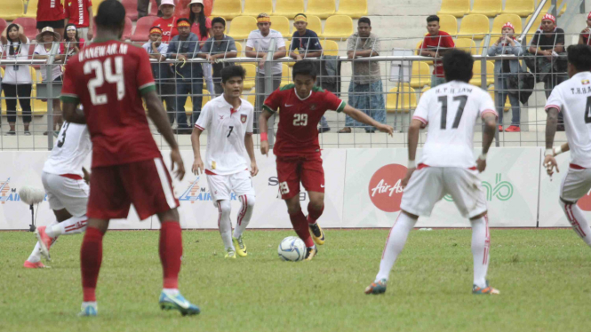 Timnas Indonesia U-22 melawan Myanmar di SEA Games 2017