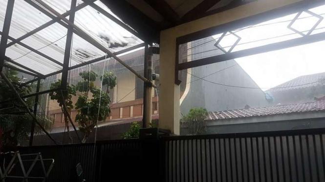 Suasana saat hujan mengguyur rumah Ahmad Muzakkir di Tebet.