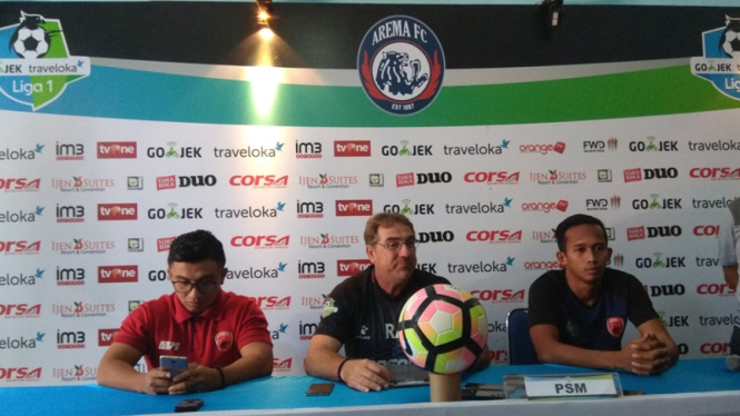 Pelatih PSM Makassar, Robert Rene Alberts (tengah)