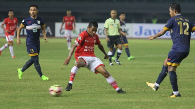Pemain Persija Jakarta, Ramdani Lestaluhu (tengah).