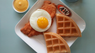 Ayam Goreng Dimakan dengan Waffle, Apa Rasanya?