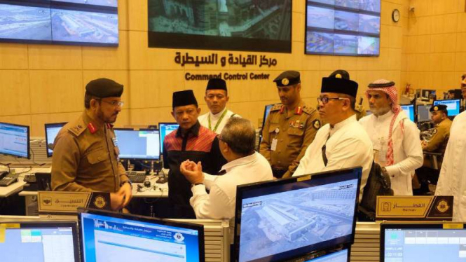 Kepala Polri, Jenderal Tito Karnavian, memantau jemaah haji Indonesia melalui Command Control Center milik pemerintah Arab Saudi di Mekah pada Selasa, 30 Agustus 2017.