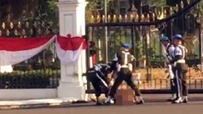 Pasukan Pengamanan Presiden mengamankan pria telanjang di Istana Merdeka