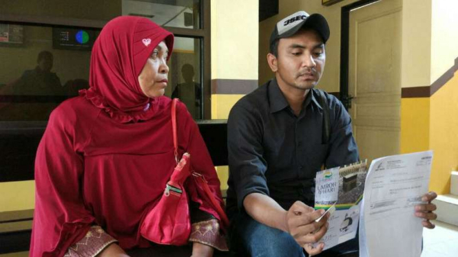 Siti Nafiah (kiri), korban perusahaan perjalanan ibadah umrah First Travel, saat melapor ke Markas Polda Jawa Timur di Surabaya, pada Rabu, 30 Agustus 2017.
