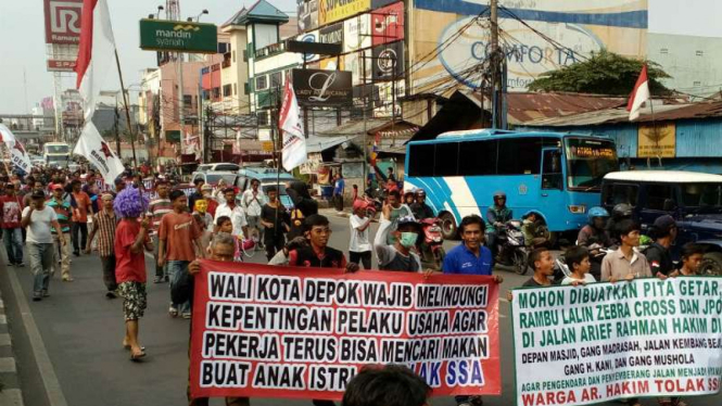 Ratusan warga Depok di Jawa Barat menggelar demonstrasi dengan beraksi turun ke jalan pada Rabu, 30 Agustus 2017.