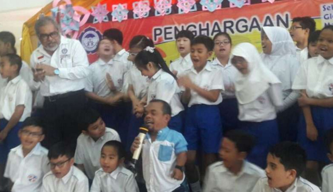 Ucok Baba dan anak sekolah Global Mandiri