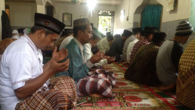 Ratusan warga jemaah Tarekat Naqsabandiyah di Sumatera Barat melaksanakan salat Idul Adha pada Kamis pagi, 31 Agustus 2017.