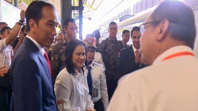 Presiden Jokowi dan Ibu Iriana bertolak ke Sukabumi dari Stasiun Manggarai