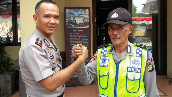 Aipda Sumino (bertopi) bersama Kepala Polsek Metro Tambora, Kompol Syafi'i.