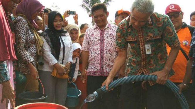 Gubernur Jawa Tengah Ganjar Pranowo mengawasi pengiriman air bersih di Desa Dermasuci, Kecamatan Pangkah, Kabupaten Tegal, pada Kamis, 30 Agustus 2017.
