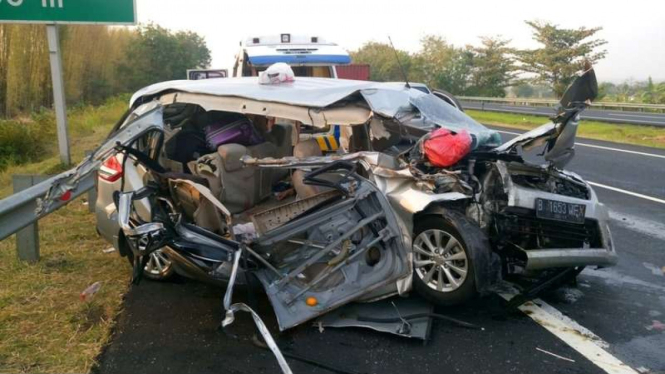 Kondisi mobil Suzuki Ertiga yang terlibat kecelakaan maut di ruas Tol Palikanci Cirebon, Sabtu (2/9/2017).