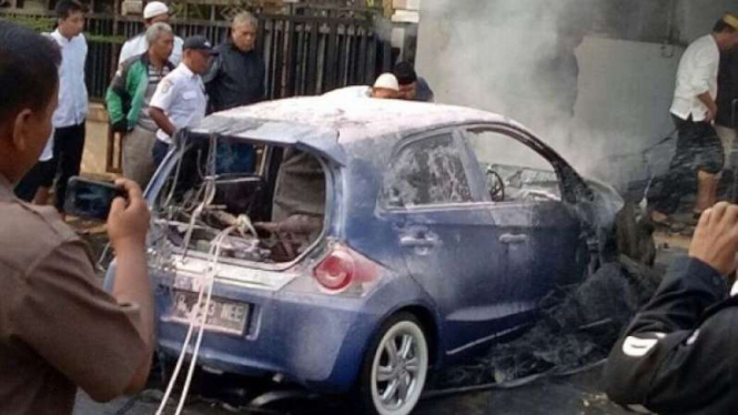 Honda Brio yang terbakar di Bekasi.