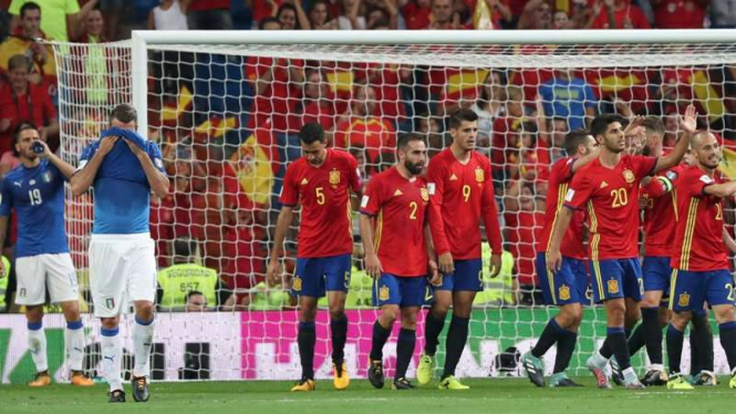 Selebrasi gol para pemain Spanyol usai bobol gawang Italia.