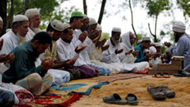 Ditengah duka, Muslim Rohingya lakukan salat Idul Adha.
